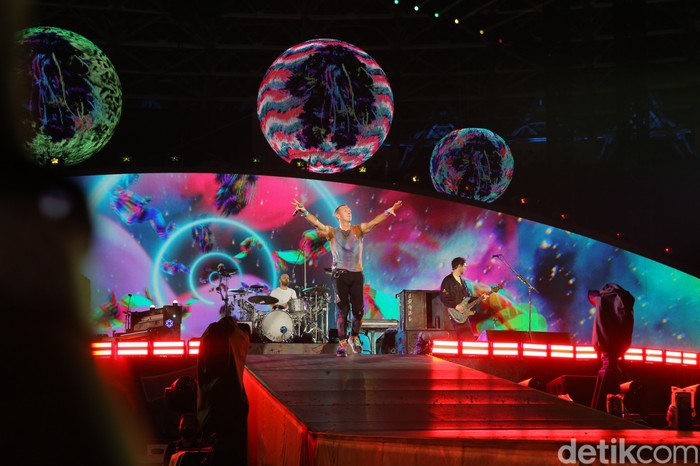Penampilan Coldplay di konser Music of The Spheres yang digelar Rabu (15/11/2023) di Stadion Utama Gelora Bung Karno, Jakarta.