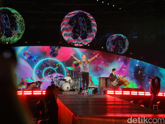 Penampilan Coldplay di konser Music of The Spheres yang digelar Rabu (15/11/2023) di Stadion Utama Gelora Bung Karno, Jakarta.