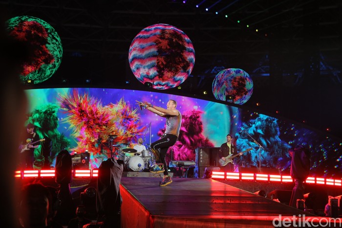 Coldplay Penampilan Coldplay di konser Music of The Spheres yang digelar Rabu (15/11/2023) di Stadion Utama Gelora Bung Karno, Jakarta.