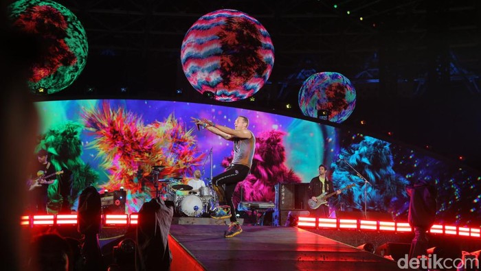 Penampilan Coldplay di konser Music of The Spheres yang digelar Rabu (15/11/2023) di Stadion Utama Gelora Bung Karno, Jakarta.