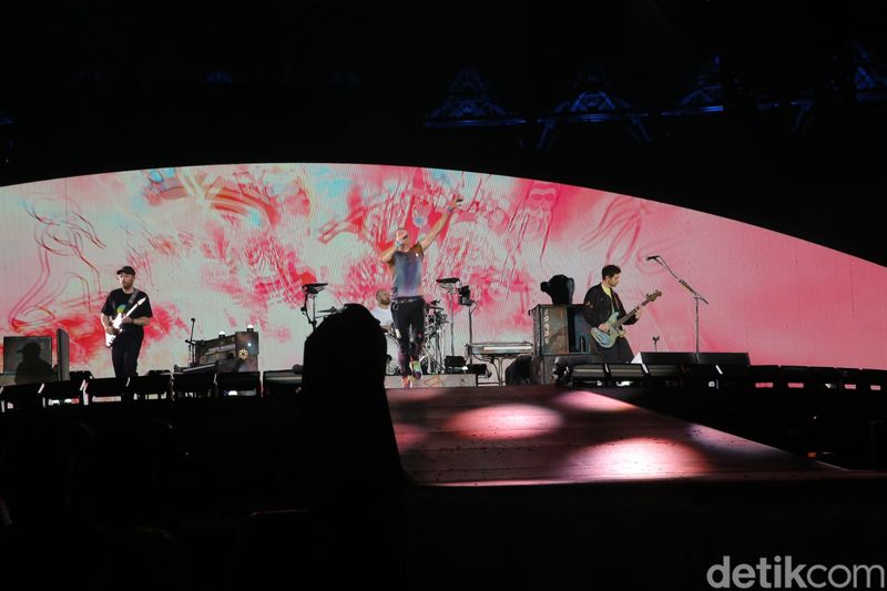 Penampilan Coldplay di konser Music of The Spheres yang digelar Rabu (15/11/2023) di Stadion Utama Gelora Bung Karno, Jakarta.