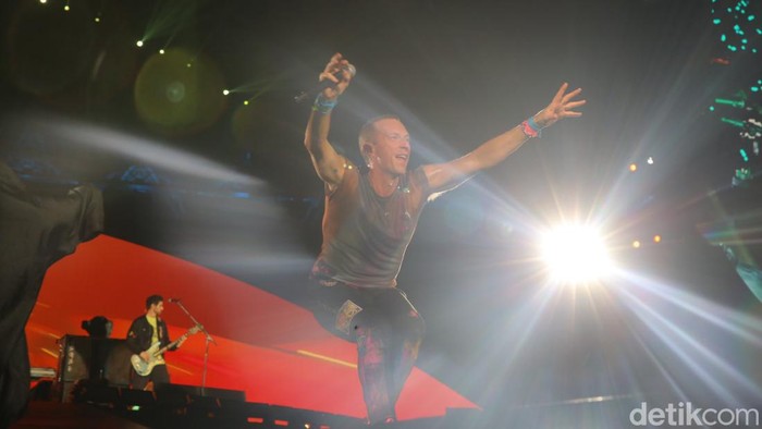 Penampilan Coldplay di konser Music of The Spheres yang digelar Rabu (15/11/2023) di Stadion Utama Gelora Bung Karno, Jakarta.