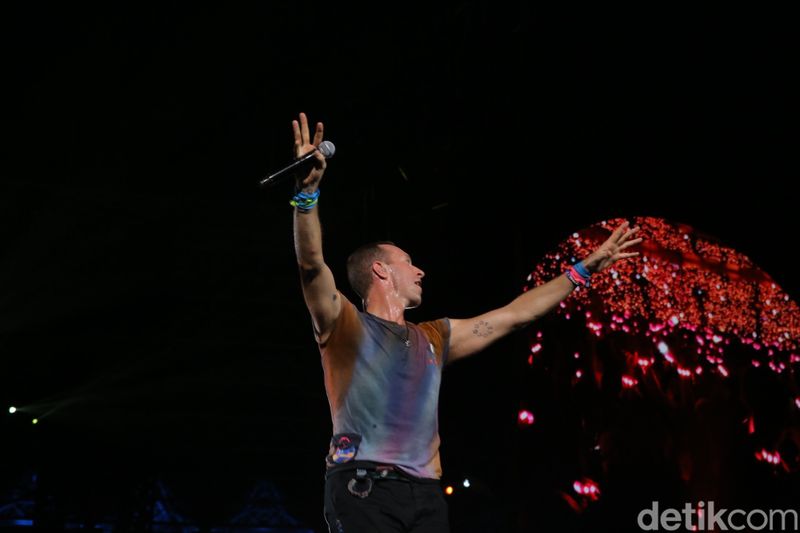 Penampilan Coldplay di konser Music of The Spheres yang digelar Rabu (15/11/2023) di Stadion Utama Gelora Bung Karno, Jakarta.