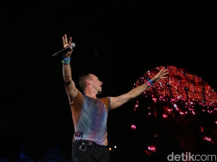 Penampilan Coldplay di konser Music of The Spheres yang digelar Rabu (15/11/2023) di Stadion Utama Gelora Bung Karno, Jakarta.