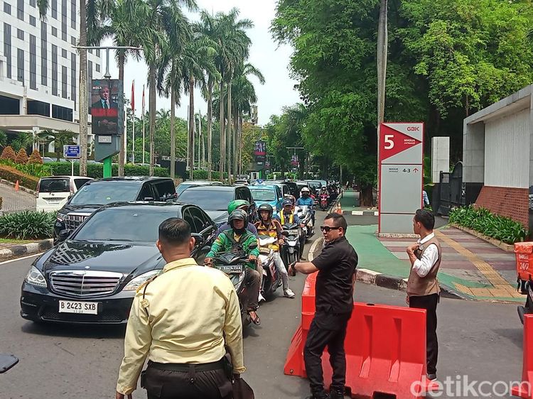 Situasi Terkini Area GBK Jelang Konser Coldplay, Penonton Mulai Datang