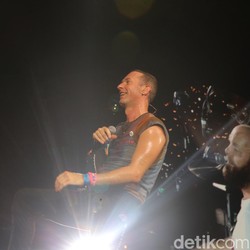 Coldplay Gak Bakal Hilangkan Gimmick Kiss Cam Usai Viral Skandal Selingkuh