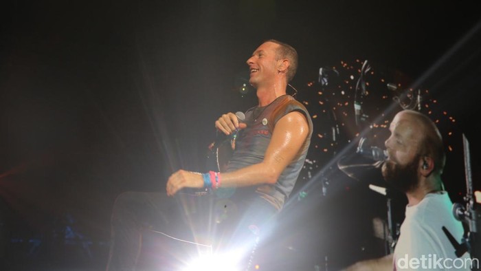 Penampilan Coldplay di konser Music of The Spheres yang digelar Rabu (15/11/2023) di Stadion Utama Gelora Bung Karno, Jakarta.