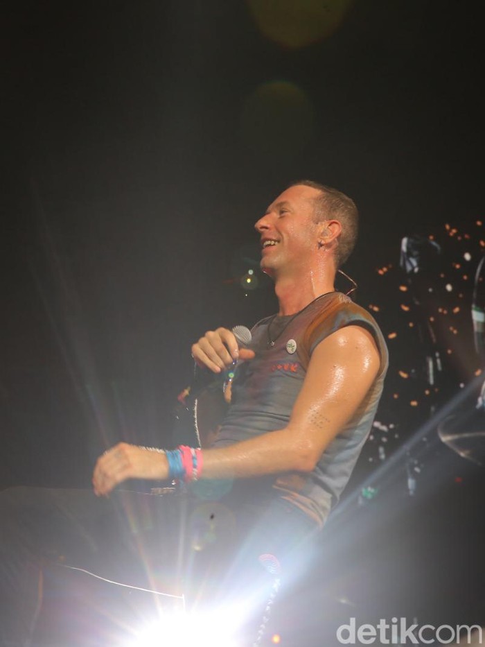 Penampilan Coldplay di konser Music of The Spheres yang digelar Rabu (15/11/2023) di Stadion Utama Gelora Bung Karno, Jakarta.