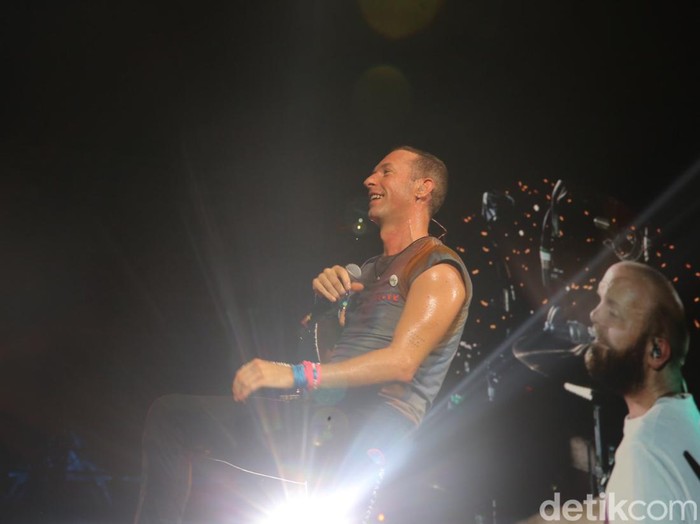 Penampilan Coldplay di konser Music of The Spheres yang digelar Rabu (15/11/2023) di Stadion Utama Gelora Bung Karno, Jakarta.