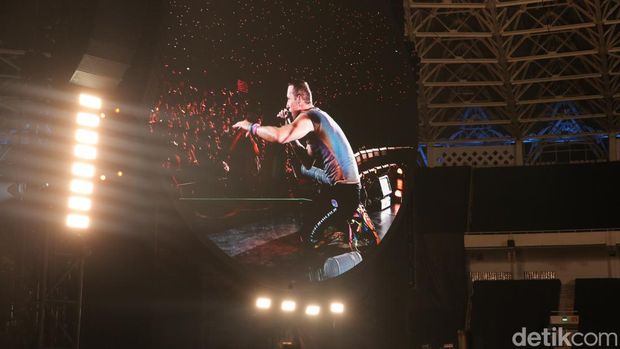Penampilan Coldplay di konser Music of The Spheres yang digelar Rabu (15/11/2023) di Stadion Utama Gelora Bung Karno, Jakarta.