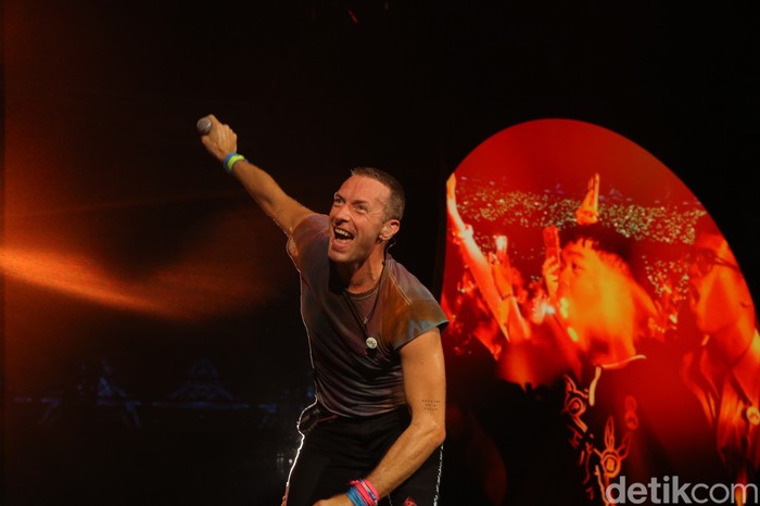 Penampilan Coldplay di konser Music of The Spheres yang digelar Rabu (15/11/2023) di Stadion Utama Gelora Bung Karno, Jakarta.