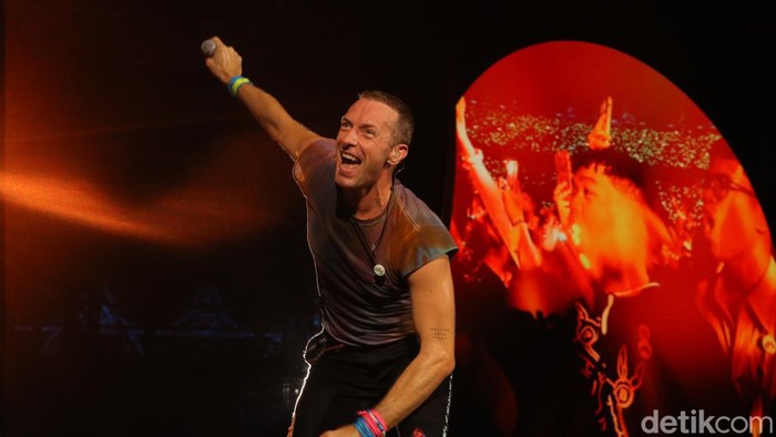Penampilan Coldplay di konser Music of The Spheres yang digelar Rabu (15/11/2023) di Stadion Utama Gelora Bung Karno, Jakarta.