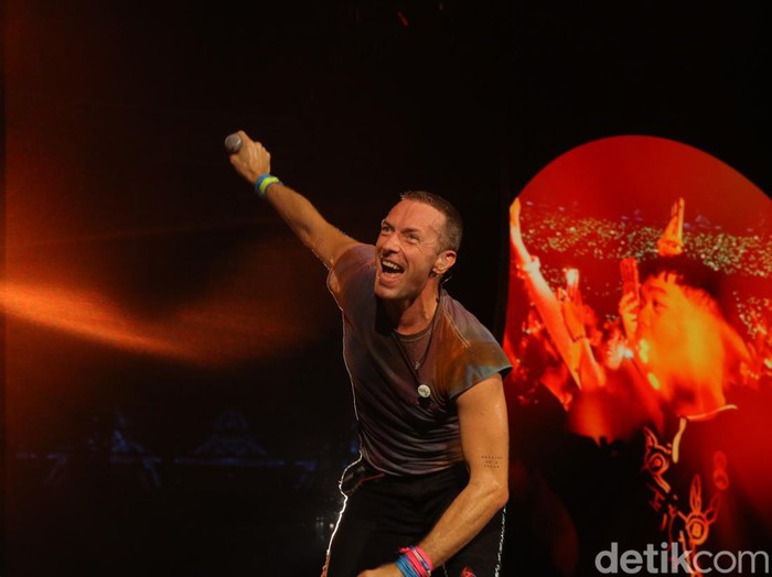Penampilan Coldplay di konser Music of The Spheres yang digelar Rabu (15/11/2023) di Stadion Utama Gelora Bung Karno, Jakarta.