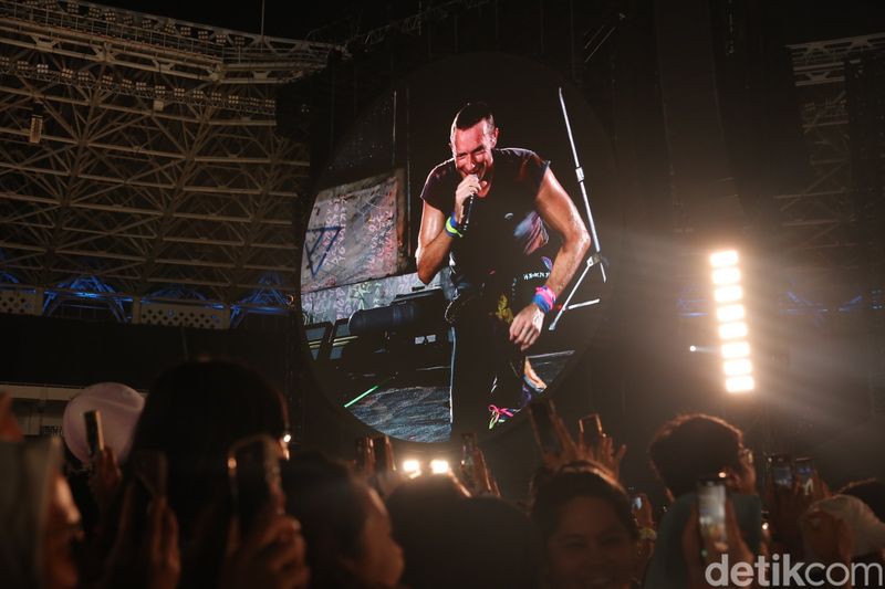 Penampilan Coldplay di konser Music of The Spheres yang digelar Rabu (15/11/2023) di Stadion Utama Gelora Bung Karno, Jakarta.