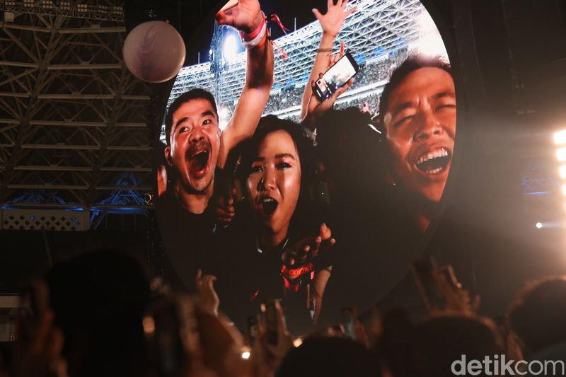 Penampilan Coldplay di konser Music of The Spheres yang digelar Rabu (15/11/2023) di Stadion Utama Gelora Bung Karno, Jakarta.