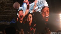 Ekspresi fans di kelas festival ketika menyaksikan Coldplay akhirnya bisa manggung di Jakarta. (Foto: Tripa Ramadhan/detikcom)