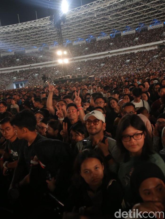 Grup musik asal Inggris Coldplay menggelar konser di Stadion Utama Gelora Bung Karno, Senayan, Jakarta, Rabu (15/11/2023).