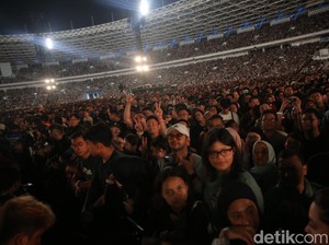 Semangat Para Penonton Demi Melihat Penampilan Coldplay di Jakarta
