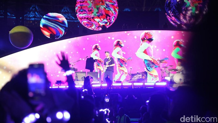 Grup musik asal Inggris Coldplay menggelar konser di Stadion Utama Gelora Bung Karno, Senayan, Jakarta, Rabu (15/11/2023).