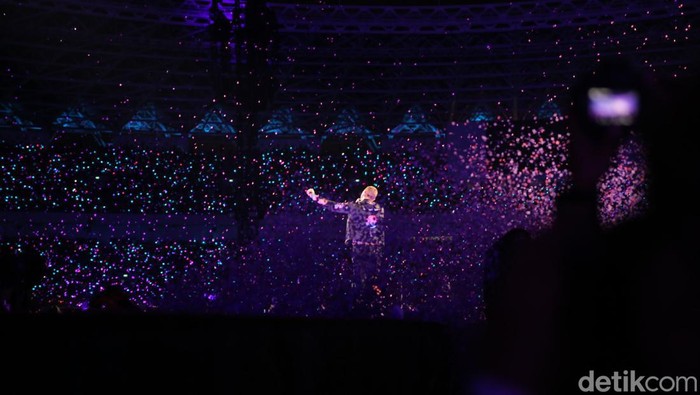 Grup musik asal Inggris Coldplay menggelar konser di Stadion Utama Gelora Bung Karno, Senayan, Jakarta, Rabu (15/11/2023).