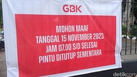Ada pengumuman soal penutupan GBK untuk hari ini. Foto: Ahsan/detikhot