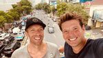 Foto Chris Martin Jalan-Jalan Tanpa Alas Kaki Jelang Konser Coldplay di Jakarta