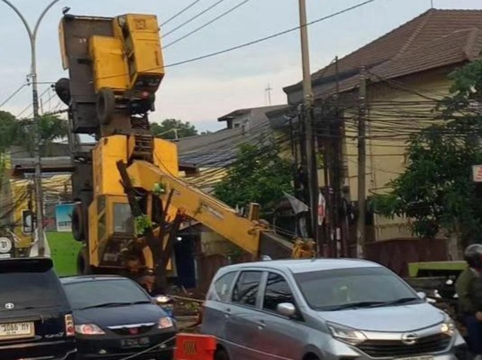 Crane Terbalik di Bogor