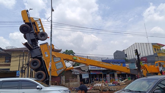 Crane terbalik di Jl Mayor Oking Bogor (Rizky/detikcom)