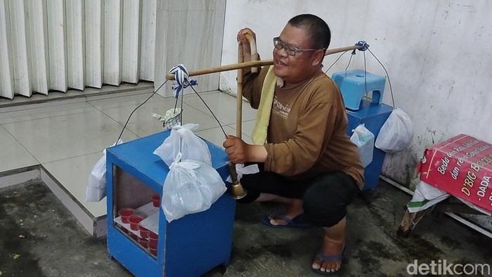 Dede, penjual agar-agar tunanetra di Cianjur
