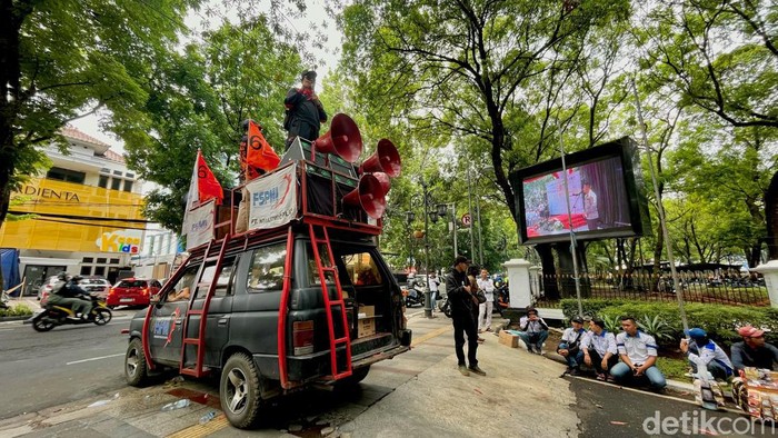 Demo buruh di Balai Kota Bandung, Rabu (15/11/2023).