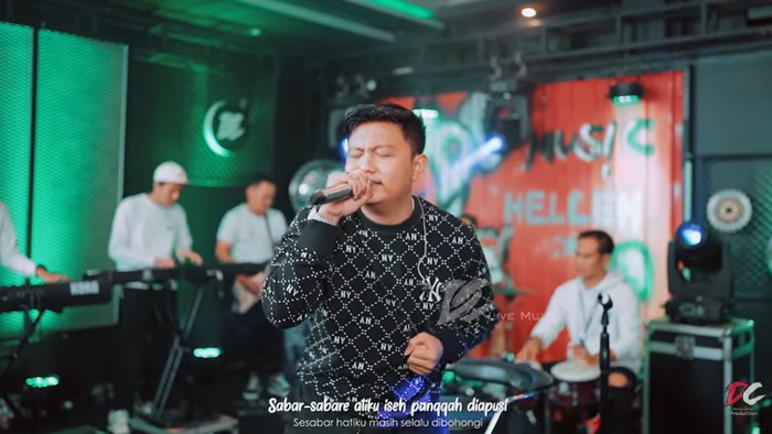 Denny Caknan menyanyikan lagu Titeni lan Enteni.