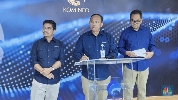 Director General of PPI Kominfo Wayan Toni Supriyanto (center) during a press conference at the Kominfo Office, Wednesday (15/11/2023).  (CNBC Indonesia/Intan Rakhmayanti Dewi)