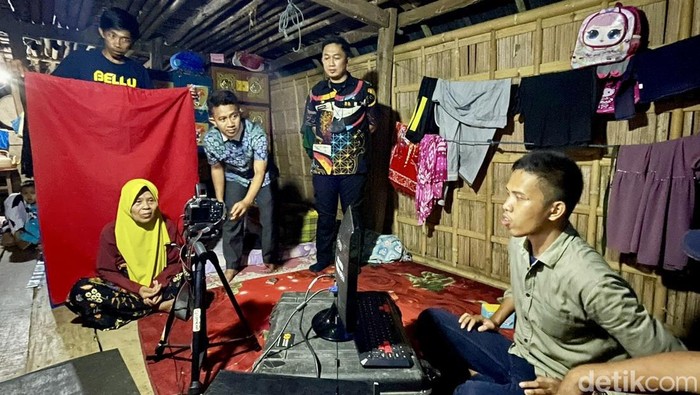 Disdukcapil Bone mendatangi warga untuk melakukan perekaman e-KTP.