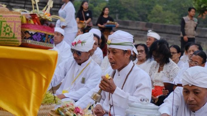 Doa bersama umat Hindu untuk Palestina di kawasan Candi Prambanan, Rabu (15/11/2023).