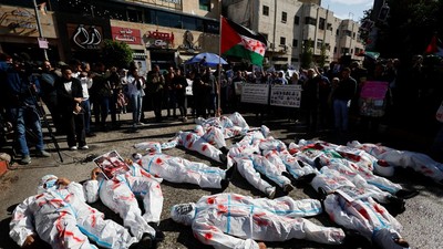 Dokter-Warga Palestina Demo di Tepi Barat Tuntut Gencatan Senjata di Gaza