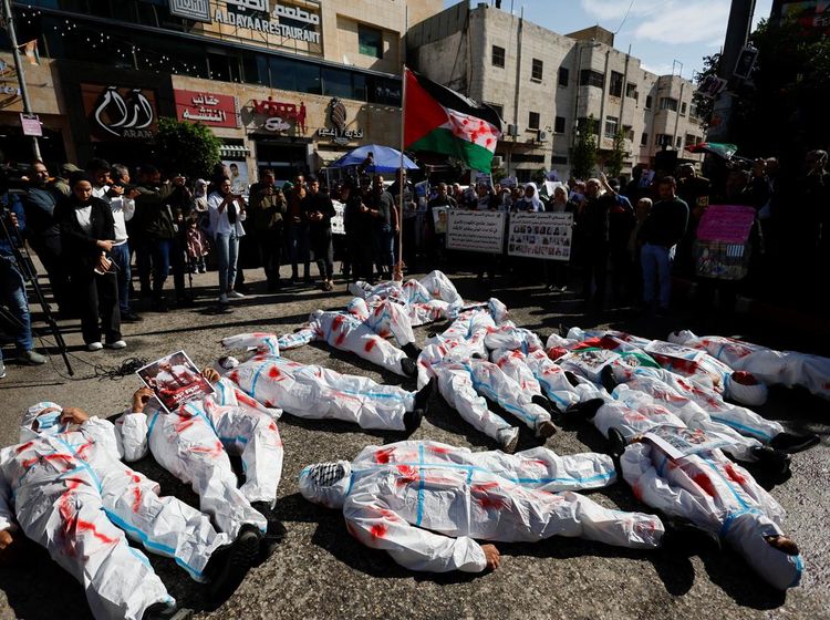 Dokter-Warga Palestina Demo di Tepi Barat Tuntut Gencatan Senjata di Gaza