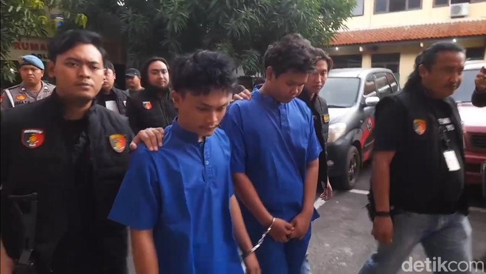 Dua pemuda yang terlibat aksi pembacokan dan tawuran antar dua geng motor, Rabu (15/11/2023).