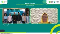 (ki-ka) Nucha Bachri, Public Figure dan Orang Tua dari 2 Anak; dr. Keven Tali, Sp. OG, Dokter Spesialis Kandungan dan Kebidanan; George Stylianou, Managing Director MSD Indonesia; dr. Kurniawan Satria Denta, M.Sc, Sp.A., Dokter Spesialis Anak; dr. Mellisa Handoko Wiyono, Country Medical Lead MSD Indonesia; Ario Pratomo, Public Figure dan Orang Tua dari 2 Anak; dan dr. Prima Yosephine, MKM, Direktur Pengelolaan Imunisasi Kementerian Kesehatan (pada layar) dalam sesi foto di kegiatan Kelas Jurnalis dengan tema ‘Perluas Cakupan Perkuat Kesadaran: Bersama Capai Generasi Bebas Kanker Serviks’ yang diselenggarakan oleh MSD Indonesia bersama Kementerian Kesehatan pada Selasa (14/11) di Jakarta.   