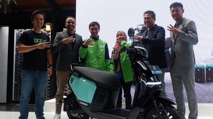 Electrum Serahkan Motor Listrik H5 untuk Jadi Armada Baru GoRide Electric