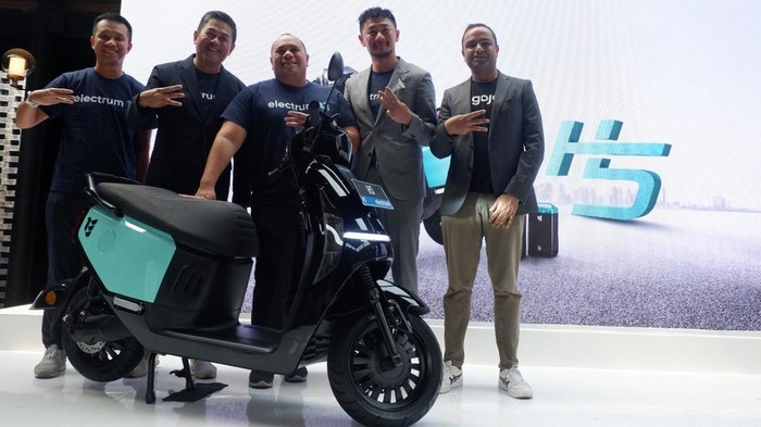 Electrum Serahkan Motor Listrik H5 untuk Jadi Armada Baru GoRide Electric