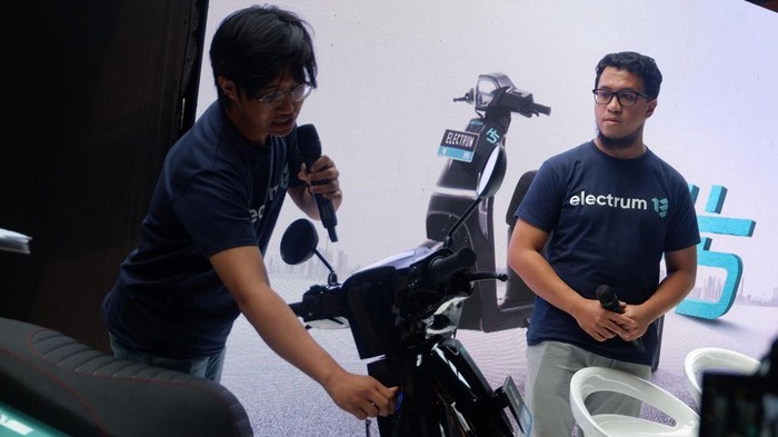 Electrum Serahkan Motor Listrik H5 untuk Jadi Armada Baru GoRide Electric