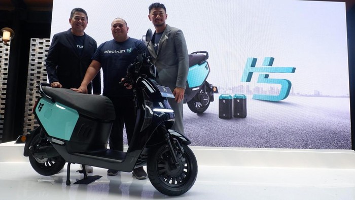 Electrum Serahkan Motor Listrik H5 untuk Jadi Armada Baru GoRide Electric