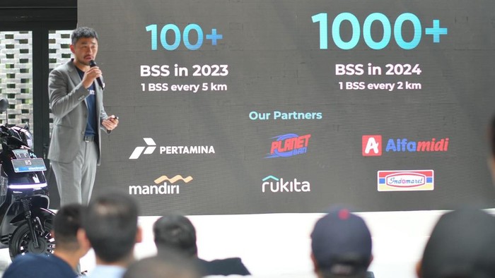 Electrum Serahkan Motor Listrik H5 untuk Jadi Armada Baru GoRide Electric