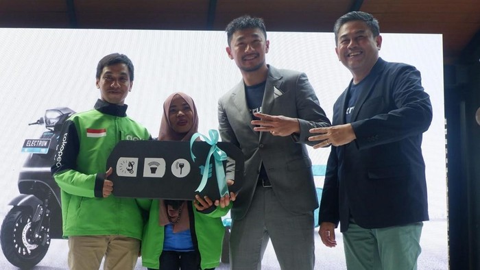 Electrum Serahkan Motor Listrik H5 untuk Jadi Armada Baru GoRide Electric