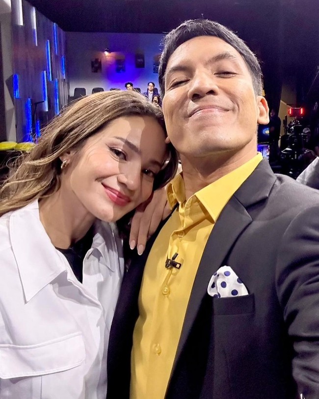 Tampak bahagia melihat kepulangan Enzy, Desta langsung mengabadikannya dengan berpose bersama. Diketahui Enzy dan Desta memang cukup dekat karena menjadi host di acara yang sama. Keduanya pun kerap bercanda bersama. Foto: Instagram/tonightshow_net