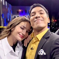 Tampak bahagia melihat kepulangan Enzy, Desta langsung mengabadikannya dengan berpose bersama. Diketahui Enzy dan Desta memang cukup dekat karena menjadi host di acara yang sama. Keduanya pun kerap bercanda bersama. Foto: Instagram/tonightshow_net