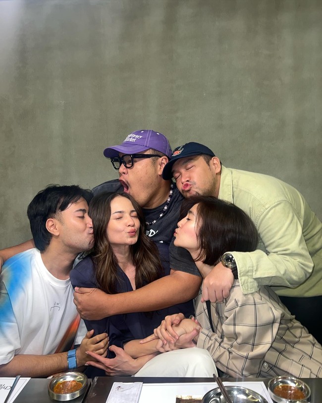 Pulang ke Indonesia, Enzy juga memberi kejutan kepada sahabat-sahabat artisnya. Tanpa diketahui para sahabatnya, Enzy dan Febby Rastanty rupanya sudah merencanakan membuat kejutan tersebut terlebih dahulu. Ketika para sahabatnya itu tengah berkumpul di sebuah restoran Enzy pun tiba-tiba datang dan membuat semuanya kaget. Foto: Instagram/vidialdiano