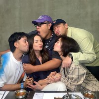 Pulang ke Indonesia, Enzy juga memberi kejutan kepada sahabat-sahabat artisnya. Tanpa diketahui para sahabatnya, Enzy dan Febby Rastanty rupanya sudah merencanakan membuat kejutan tersebut terlebih dahulu. Ketika para sahabatnya itu tengah berkumpul di sebuah restoran Enzy pun tiba-tiba datang dan membuat semuanya kaget. Foto: Instagram/vidialdiano