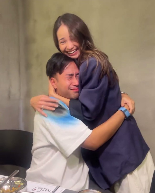 Tak menyangka jika Enzy pulang ke Indonesia, Vidi Aldiano pun sampai dibuat menangis terharu. Sambil memeluk Enzy, Vidi tampak tak kuasa menahan air matanya. Foto: Instagram/vidialdiano