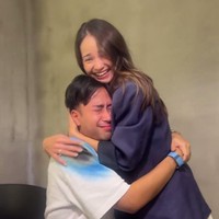 Tak menyangka jika Enzy pulang ke Indonesia, Vidi Aldiano pun sampai dibuat menangis terharu. Sambil memeluk Enzy, Vidi tampak tak kuasa menahan air matanya. Foto: Instagram/vidialdiano